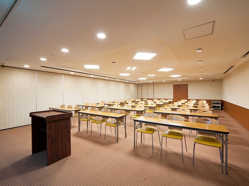 最大シアター型で８０名収容可能です。

企業説明会・講演会・研修会・会議 など様々な用途にご対応致します。
また、アパレル展示会やイベントルームとしてのご利用にも最適です。