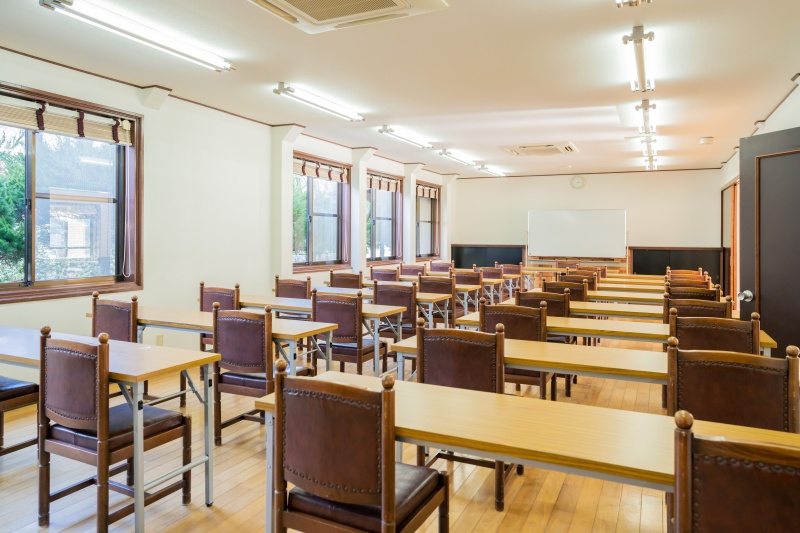 会議・講義用のロの字型の設定が可能です。