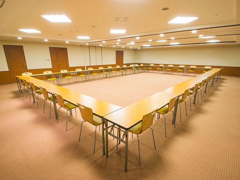 当会場の中で最も広い１７６㎡の会場になります。最大シアター型で１３４名収容可能です。

企業説明会・講演会・研修会・会議 など様々な用途にご対応致します。
また、アパレル展示会やイベントルームとしてのご利用にも最適です。