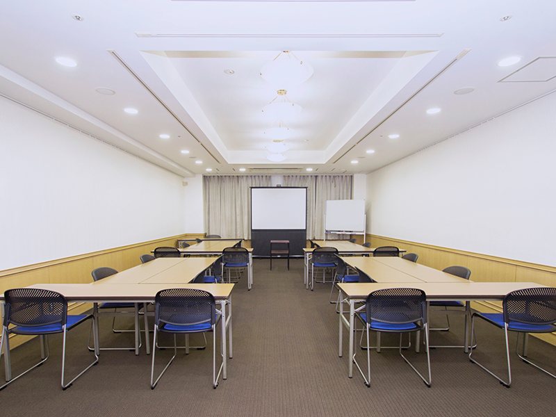 最大シアター型で７０名収容可能です。

お客様の用途に合わせてレイアウトさせていただきます。

「会議・研修・セミナー・展示会・パーティー等」、様々なニーズに合わせてご利用いただけます。