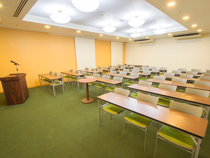 最大シアター型で７２名収容可能です。

企業説明会・講演会・研修会・会議 など様々な用途にご対応致します。
窓が大きく開放感がありアパレル展示会やイベントルームとしてのご利用にも最適です。また、ビル最上階にあり日当たり 眺めも良く最高のロケーション。
