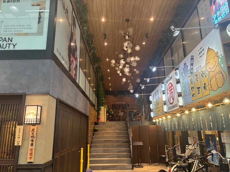 入口は居酒屋満マルの隣です。
※エレベーターはございません。