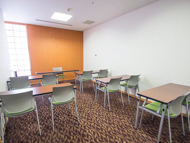 最大シアター型で１５名収容可能です。

企業説明会・講演会・研修会・会議 など様々な用途にご対応致します。
窓が大きく開放感がありアパレル展示会やイベントルームとしてのご利用にも最適です。また、ビル最上階にあり日当たり 眺めも良く最高のロケーション。
