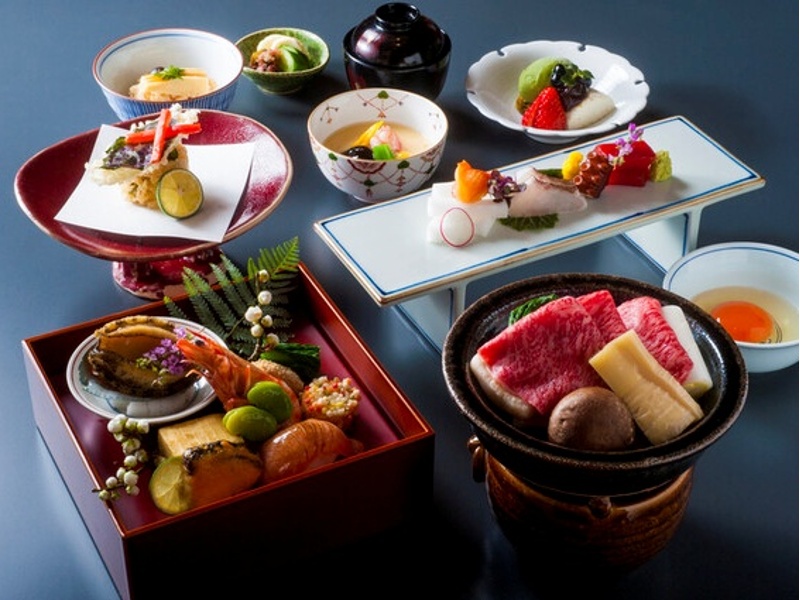 熟練の技が息づく四季折々の日本料理。
熟練の板前がひとつひとつ丁寧に手作りする本格会席料理。旬の素材を取り入れ、一皿に四季を映します。和とモダンが融合したプライベートな空間で、ごゆっくりと お愉しみください。
