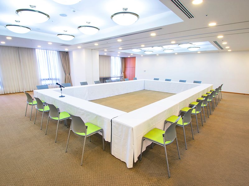 最大シアター型で１２０名収容可能です。

企業説明会・講演会・研修会・会議 など様々な用途にご対応致します。
窓が大きく開放感がありアパレル展示会やイベントルームとしてのご利用にも最適です。また、ビル最上階にあり日当たり 眺めも良く最高のロケーション。