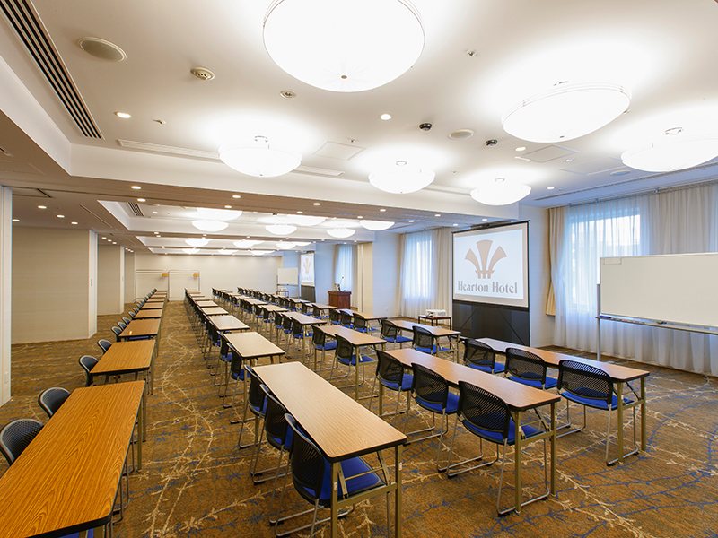当会場の中で最も広い２５４㎡の会場になります。最大シアター型で２２０名収容可能です。

お客様の用途に合わせてレイアウトさせていただきます。

「会議・研修・セミナー・展示会・パーティー等」様々なニーズに合わせてご利用いただけます。