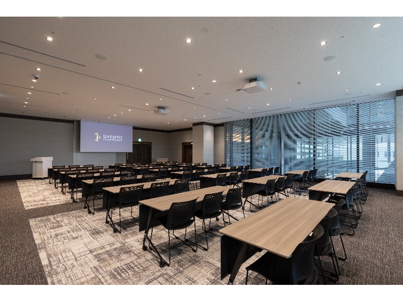 Link Room 2+3〈最大190席〉
Link Room 2 と 3 を連結させると、最大190名収容可能です。Link Room 1での講演会・セミナー終了後の懇親会会場としても最適です。