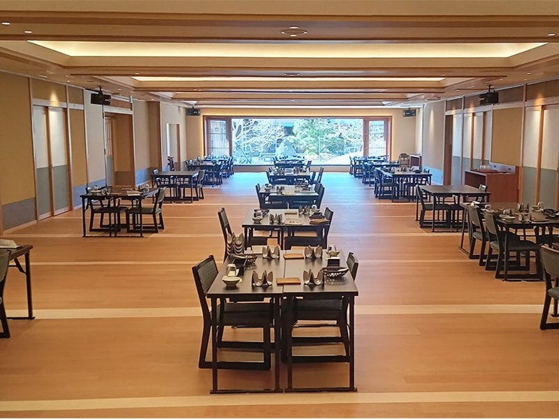 160畳の大宴会場から15名の小宴会場まで4会場完備。プロジェクター・Wi-Fi・除菌装置設置の安心環境。