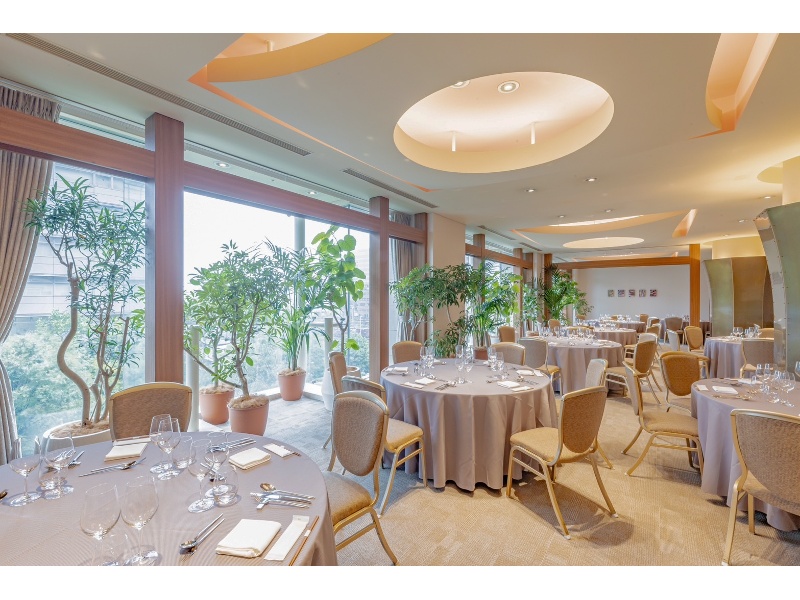 ［THE PARK ROOM／小宴会場］高層階（9階）
着席80名様／立食100名様

開放的な窓が印象的な「ザ パーク ルーム」。大きな窓から自然の光が爽やかに差し込む緑あふれるバンケットルームです。
窓の外に広がるパノラマビューを臨みながら、いつもとは違ったオフサイト感のあるひとときをお過ごしいただけます。