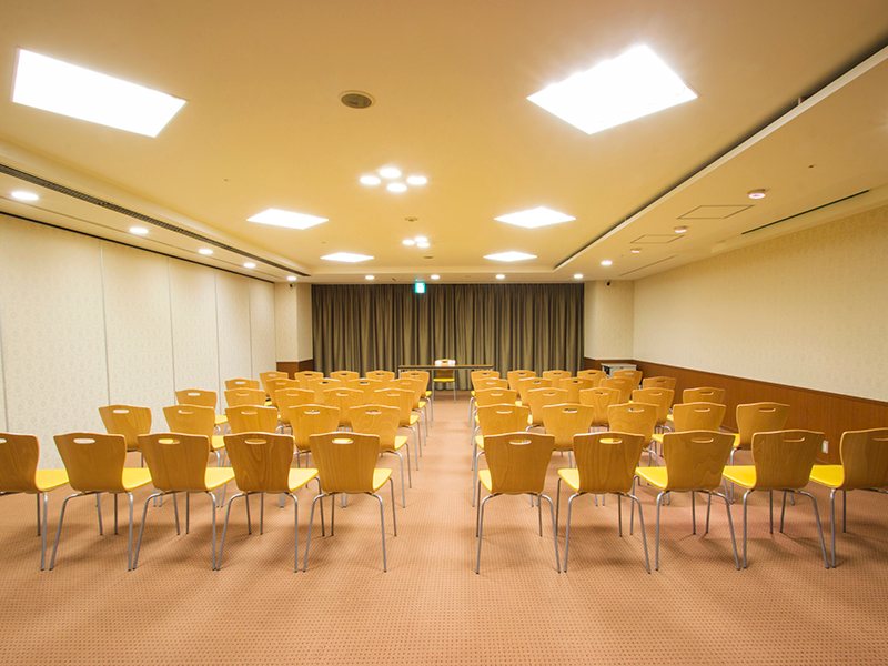 最大シアター型で８０名収容可能です。

企業説明会・講演会・研修会・会議 など様々な用途にご対応致します。
また、アパレル展示会やイベントルームとしてのご利用にも最適です。