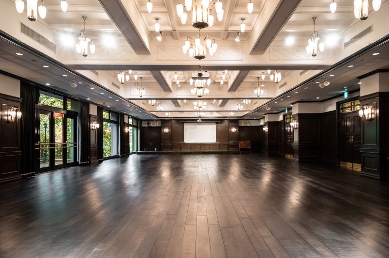 浮月楼本館2F「月光の間」

最大200名（立食時）収容可能な本会場は、各種宴席以外にも、展示会・イベント・催事会場としてもご利用いただけます。