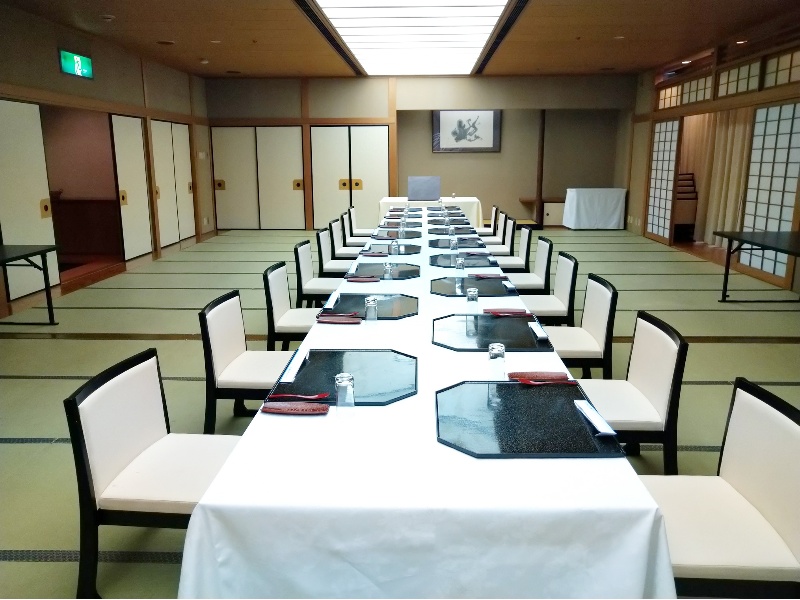 ご人数に応じて2分割が可能。黒塗りのテーブルと椅子を配したレイアウトも可能です。