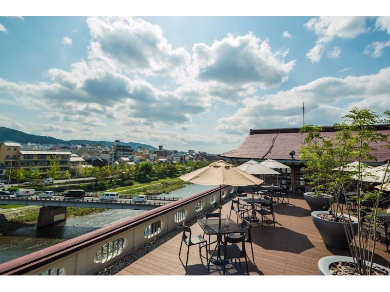 【テラス】
鴨川と東山、京都を代表する絶景はまさに圧巻。最上階の開放的なテラスで、京の美景を一望しながらドリンクを愉しむ最上級に値する贅沢なひとときをお過ごしいただけます。