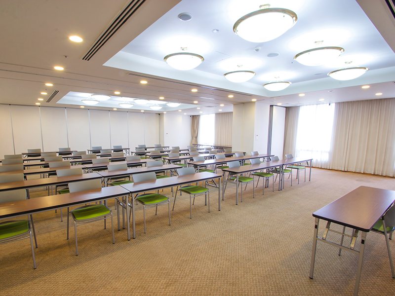 最大シアター型で１２０名収容可能です。

企業説明会・講演会・研修会・会議 など様々な用途にご対応致します。
窓が大きく開放感がありアパレル展示会やイベントルームとしてのご利用にも最適です。また、ビル最上階にあり日当たり 眺めも良く最高のロケーション。