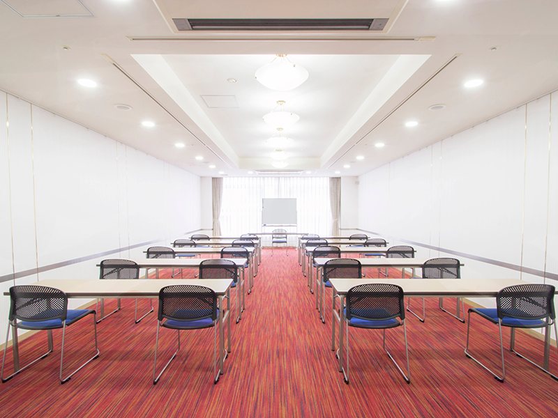 最大シアター型で８０名収容可能です。

お客様の用途に合わせてレイアウトさせていただきます。

「会議・研修・セミナー・展示会・パーティー等」、様々なニーズに合わせてご利用いただけます。