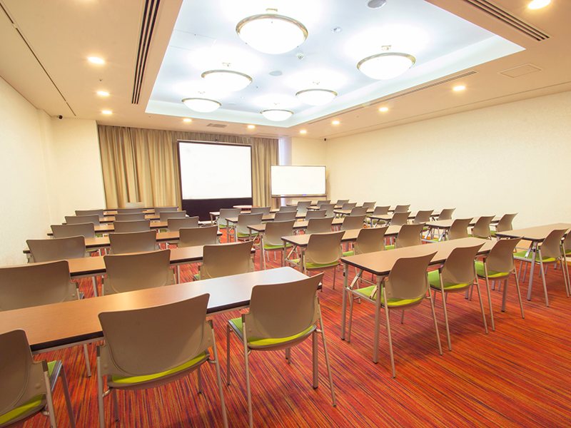 最大シアター型で８０名収容可能です。

企業説明会・講演会・研修会・会議 など様々な用途にご対応致します。
窓が大きく開放感がありアパレル展示会やイベントルームとしてのご利用にも最適です。また、ビル最上階にあり日当たり 眺めも良く最高のロケーション。

