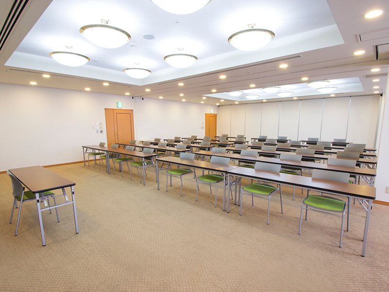 最大シアター型で１２０名収容可能です。

企業説明会・講演会・研修会・会議 など様々な用途にご対応致します。
窓が大きく開放感がありアパレル展示会やイベントルームとしてのご利用にも最適です。また、ビル最上階にあり日当たり 眺めも良く最高のロケーション。