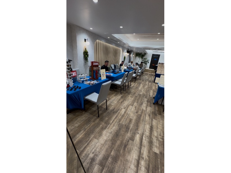 眼鏡の展示会＋物販 事例写真1枚目