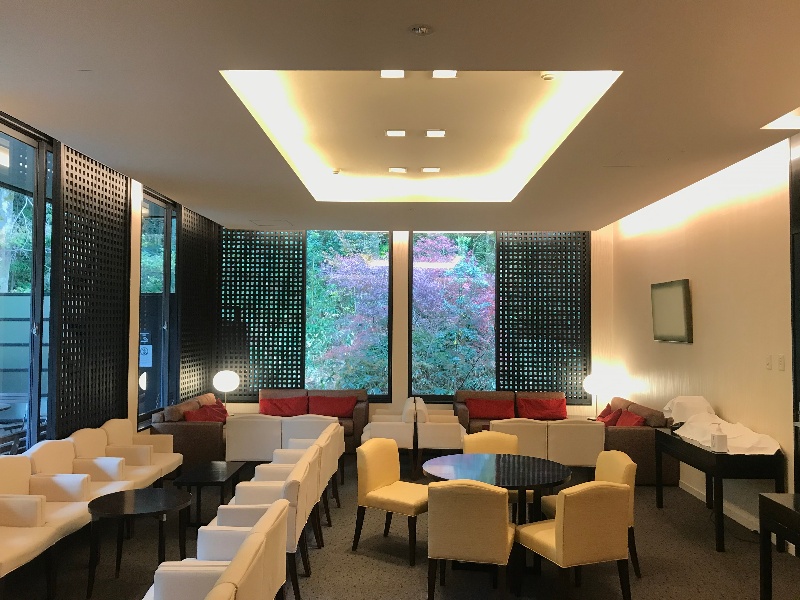 会食や会議のご案内やお控え室としてもご利用いただけます。
完全個室で使用する事ができ、マイクやスピーカー等の音響設備はございません。窓から見える四季の移り変わりをお楽しみいただけます。