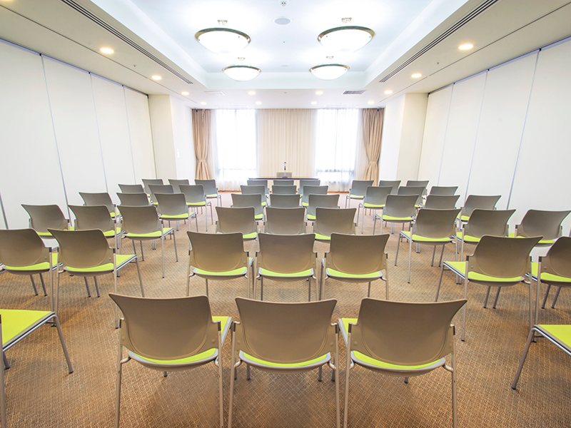 最大シアター型で６０名収容可能です。

企業説明会・講演会・研修会・会議 など様々な用途にご対応致します。
窓が大きく開放感がありアパレル展示会やイベントルームとしてのご利用にも最適です。また、ビル最上階にあり日当たり 眺めも良く最高のロケーション。