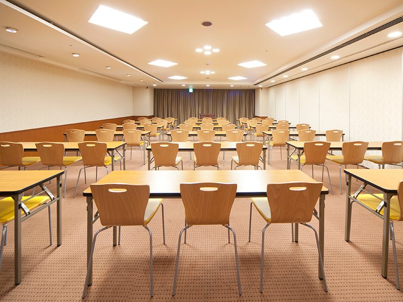 最大シアター型で８０名収容可能です。

企業説明会・講演会・研修会・会議 など様々な用途にご対応致します。
また、アパレル展示会やイベントルームとしてのご利用にも最適です。