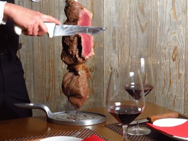 豪快な肉塊を目の前でカット!希少部位イチボも楽しめる20種シュラスコで、宴会をワンランク上の体験へ。
