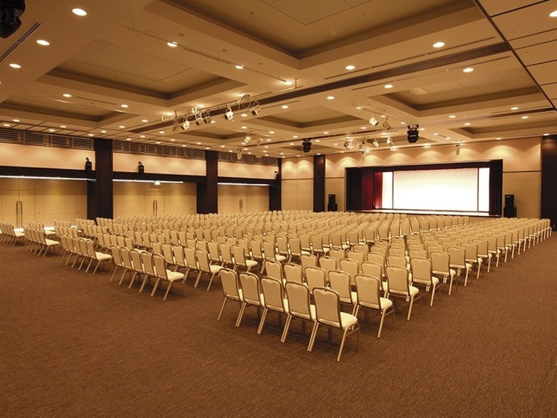 洋風デザインの格式高い大宴会場プレシャスホール。分割利用も可能で、用途や人数に応じた柔軟な空間づくりが可能です。
