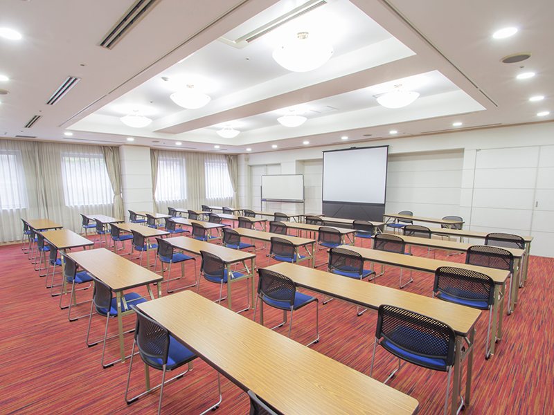 最大シアター型で１２０名収容可能です。

お客様の用途に合わせてレイアウトさせていただきます。

「会議・研修・セミナー・展示会・パーティー等」、様々なニーズに合わせてご利用いただけます。