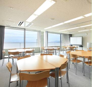 円形 1時間1,000円税別(下記レンタル機器の料金を含む)
レンタル機器:電子ボード、TV、ビデオ
企業様、団体様の会議・集会。
サークルなどグループ活動のお打合せ場所としてご利用いただけます。