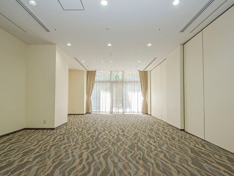 最大シアター型で５０名収容可能です。

お客様の用途に合わせてレイアウトさせていただきます。

「会議・研修・セミナー・展示会・パーティー等」様々なニーズに合わせてご利用いただけます。