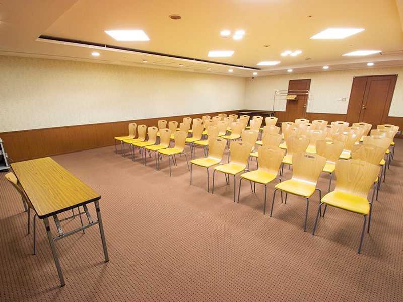最大シアター型で８０名収容可能です。

企業説明会・講演会・研修会・会議 など様々な用途にご対応致します。
また、アパレル展示会やイベントルームとしてのご利用にも最適です。