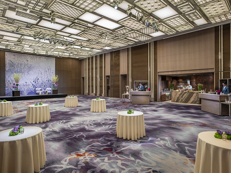 地元・京都の伝統工芸が館内各所で楽しめるフォーシーズンズホテル京都。
ボールルームには、京都随一の西陣織のタペストリーが展示されています。
床一面に広がる絨毯と一体化するアートをお楽しみください。