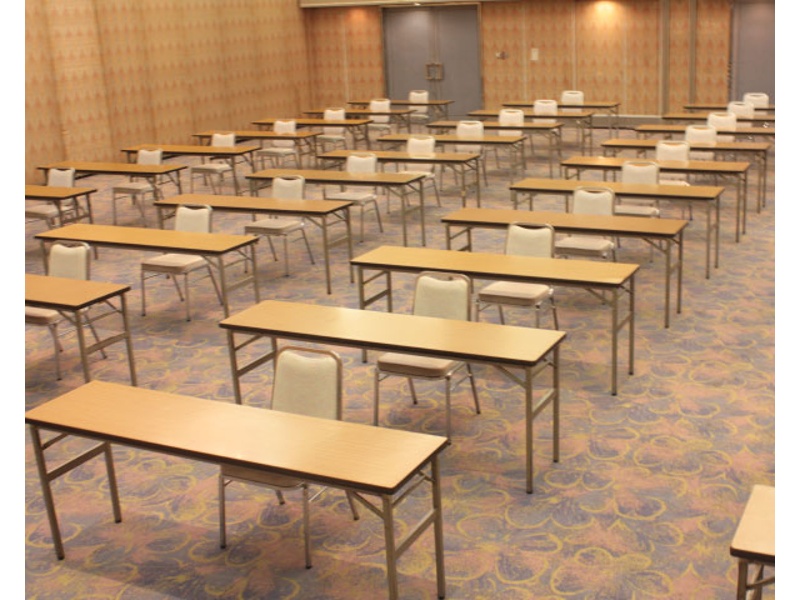 舞鶴の間（BC分割）　300㎡（90坪）
会議室を利用する目的に応じて、様々なレイアウトでご提案が可能です。人数や使い方に合わせて、担当スタッフがお客様専用のレイアウト図面をご用意し、より良い実施に向けてお手伝いさせていただきます。