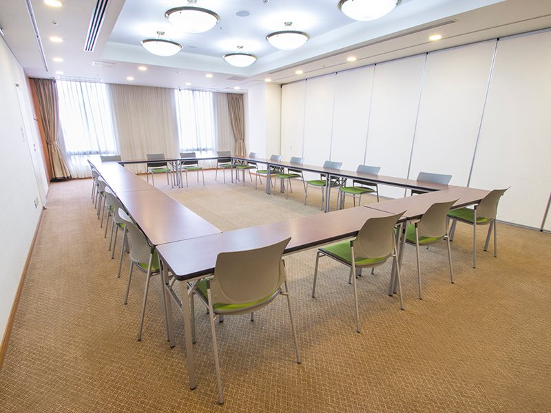 最大シアター型で６０名収容可能です。

企業説明会・講演会・研修会・会議 など様々な用途にご対応致します。
窓が大きく開放感がありアパレル展示会やイベントルームとしてのご利用にも最適です。また、ビル最上階にあり日当たり 眺めも良く最高のロケーション。