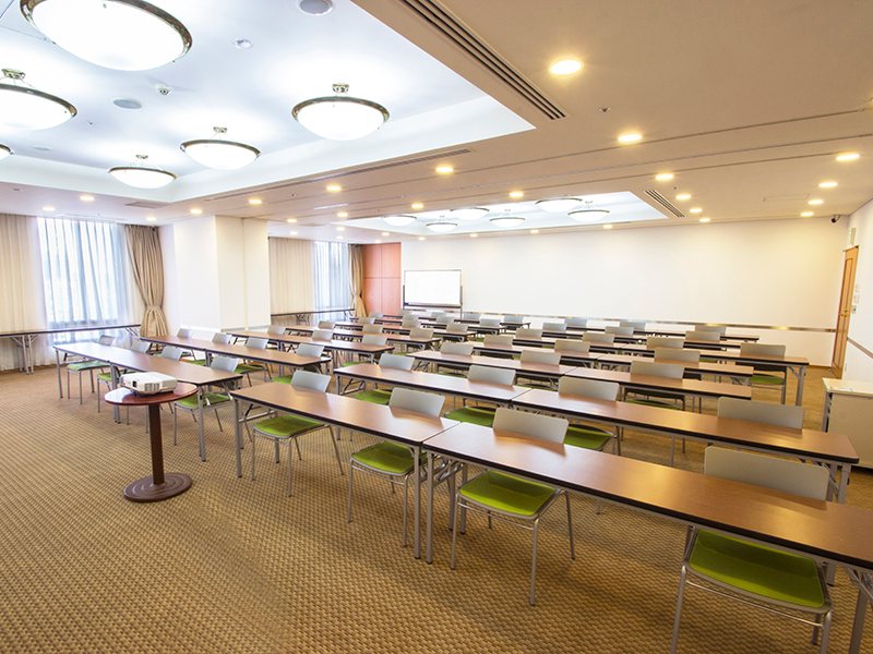 最大シアター型で１２０名収容可能です。

企業説明会・講演会・研修会・会議 など様々な用途にご対応致します。
窓が大きく開放感がありアパレル展示会やイベントルームとしてのご利用にも最適です。また、ビル最上階にあり日当たり 眺めも良く最高のロケーション。