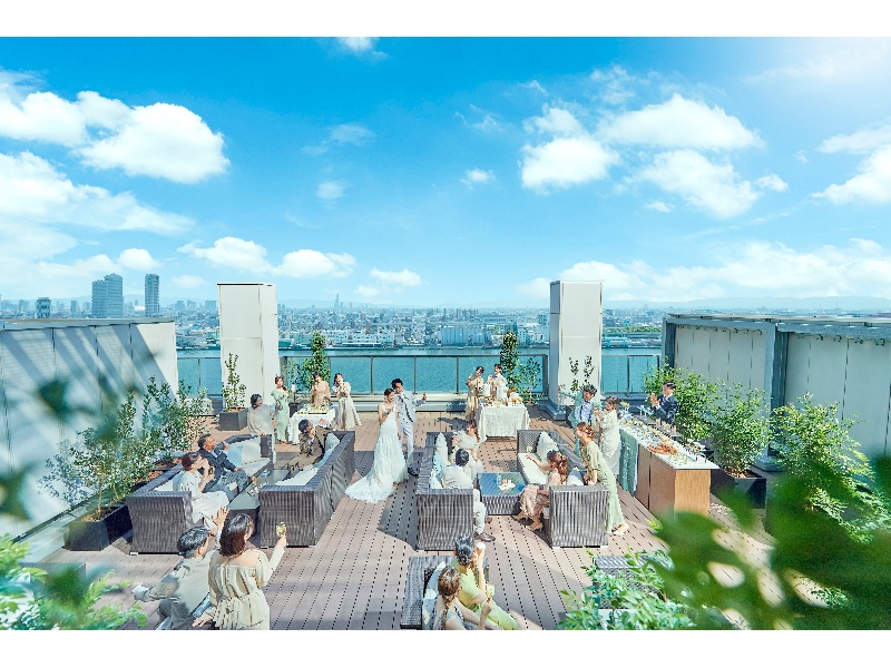 駅直結の屋上とは思えないベイサイド&大阪一望の絶景とともに