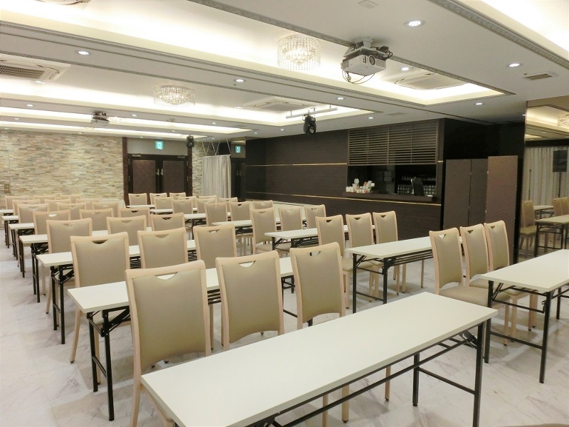 マイク・プロジェクター・120インチスクリーン2台。会場費内で会場内設備が使い放題です！