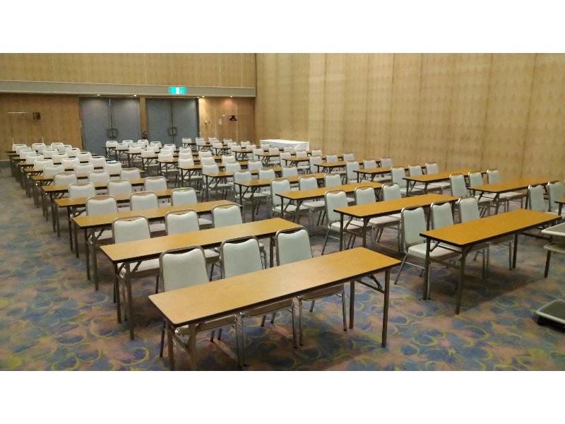舞鶴の間（A分割）　205㎡（62坪）
会議室を利用する目的に応じて、様々なレイアウトでご提案が可能です。人数や使い方に合わせて、担当スタッフがお客様専用のレイアウト図面をご用意し、より良い実施に向けてお手伝いさせていただきます。