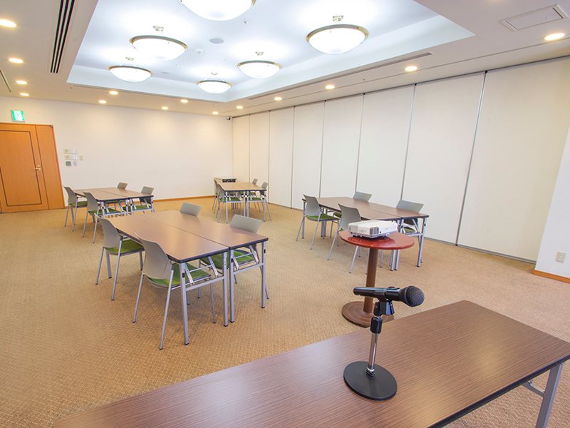 最大シアター型で６０名収容可能です。

企業説明会・講演会・研修会・会議 など様々な用途にご対応致します。
窓が大きく開放感がありアパレル展示会やイベントルームとしてのご利用にも最適です。また、ビル最上階にあり日当たり 眺めも良く最高のロケーション。
