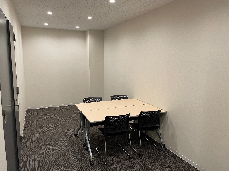 【控室①】
～5名程でご利用いただける、小会議室です。