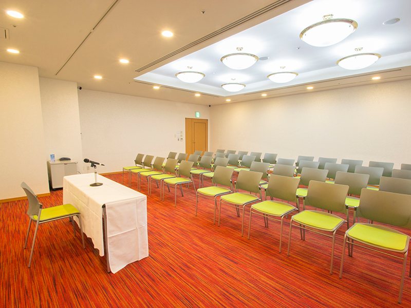 最大シアター型で８０名収容可能です。

企業説明会・講演会・研修会・会議 など様々な用途にご対応致します。
窓が大きく開放感がありアパレル展示会やイベントルームとしてのご利用にも最適です。また、ビル最上階にあり日当たり 眺めも良く最高のロケーション。
