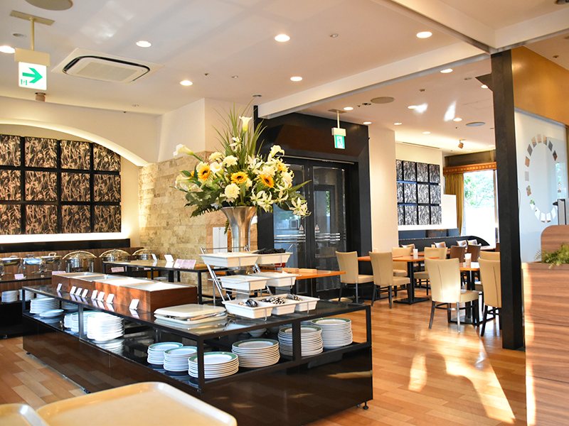 １Ｆ「Restaurant Garden」：店内
明るい自然光がたっぷり入ってくる明るい店内。
お客様の用途に合わせて、レイアウトを変更できます。
