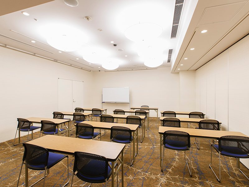 最大シアター型で４８名収容可能です。

お客様の用途に合わせてレイアウトさせていただきます。

「会議・研修・セミナー・展示会・パーティー等」様々なニーズに合わせてご利用いただけます。
