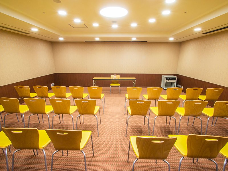 最大シアター型で５０名収容可能です。

企業説明会・講演会・研修会・会議 など様々な用途にご対応致します。
また、アパレル展示会やイベントルームとしてのご利用にも最適です。