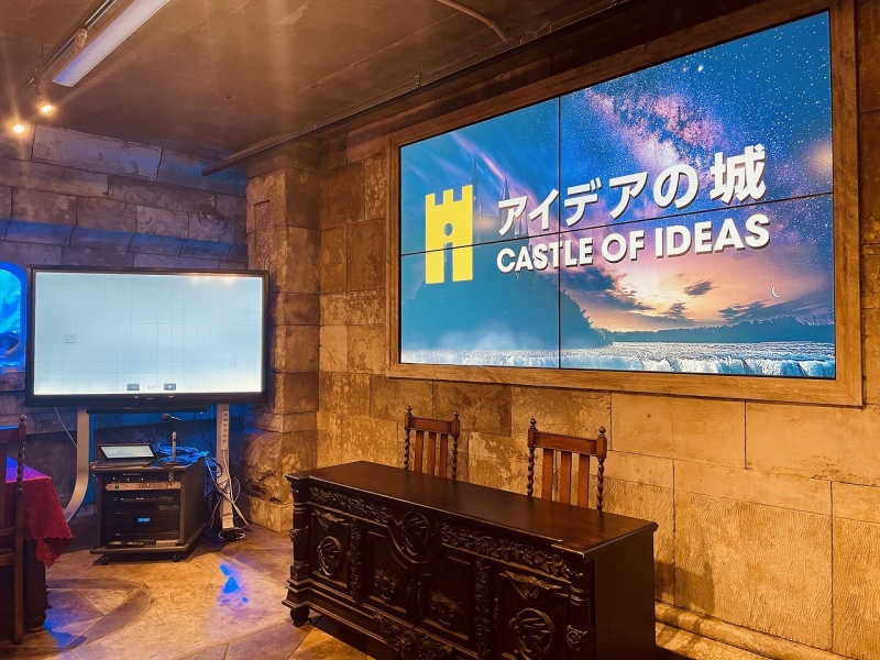 120型の大型モニターも自由にご利用いただけるため、
サプライズ動画などの演出にも最適。非日常的で脳を刺激する空間で、しっかりとイベントを盛り上げられます。