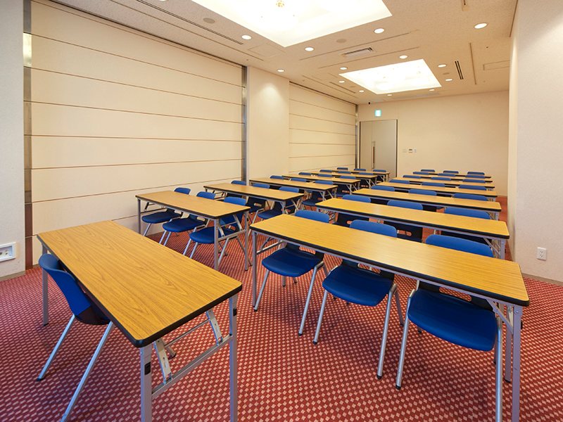 最大シアター型で５０名収容可能です。

お客様の用途に合わせてレイアウトさせていただきます。

「会議・研修・セミナー・展示会・パーティー等」様々なニーズに合わせてご利用いただけます。