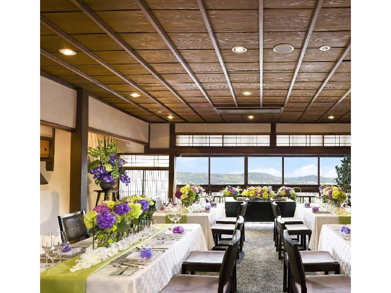 ▼VIP ROOM
フロア:2F
・和の様相と東山の借景で高級感を演出するバンケット。顔合わせ・結納や、少人数のご宴会・会食に最適。
●最大卓数:円卓5卓(1卓8名様)
●収容人数:着席40名様
●面積:67.3㎡
●天井高:約2.4m