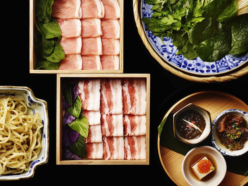 《沖縄県産あぐー豚しゃぶしゃぶプラン》
沖縄が誇るブランド豚「あぐー豚」を贅沢に使⽤したしゃぶしゃぶプランが登場！