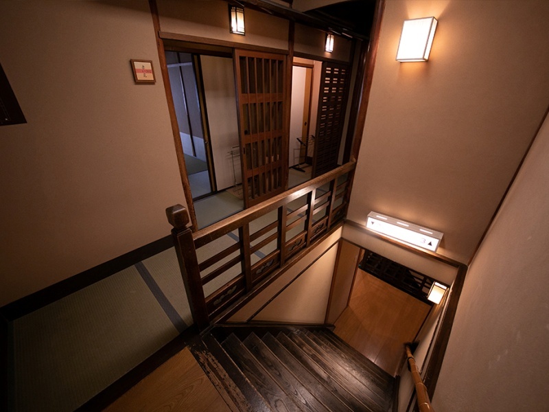 創業当時の木造建築を今に活かした趣きある造り