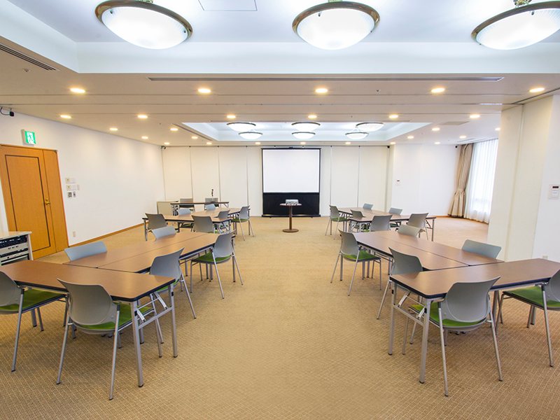 最大シアター型で１２０名収容可能です。

企業説明会・講演会・研修会・会議 など様々な用途にご対応致します。
窓が大きく開放感がありアパレル展示会やイベントルームとしてのご利用にも最適です。また、ビル最上階にあり日当たり 眺めも良く最高のロケーション。